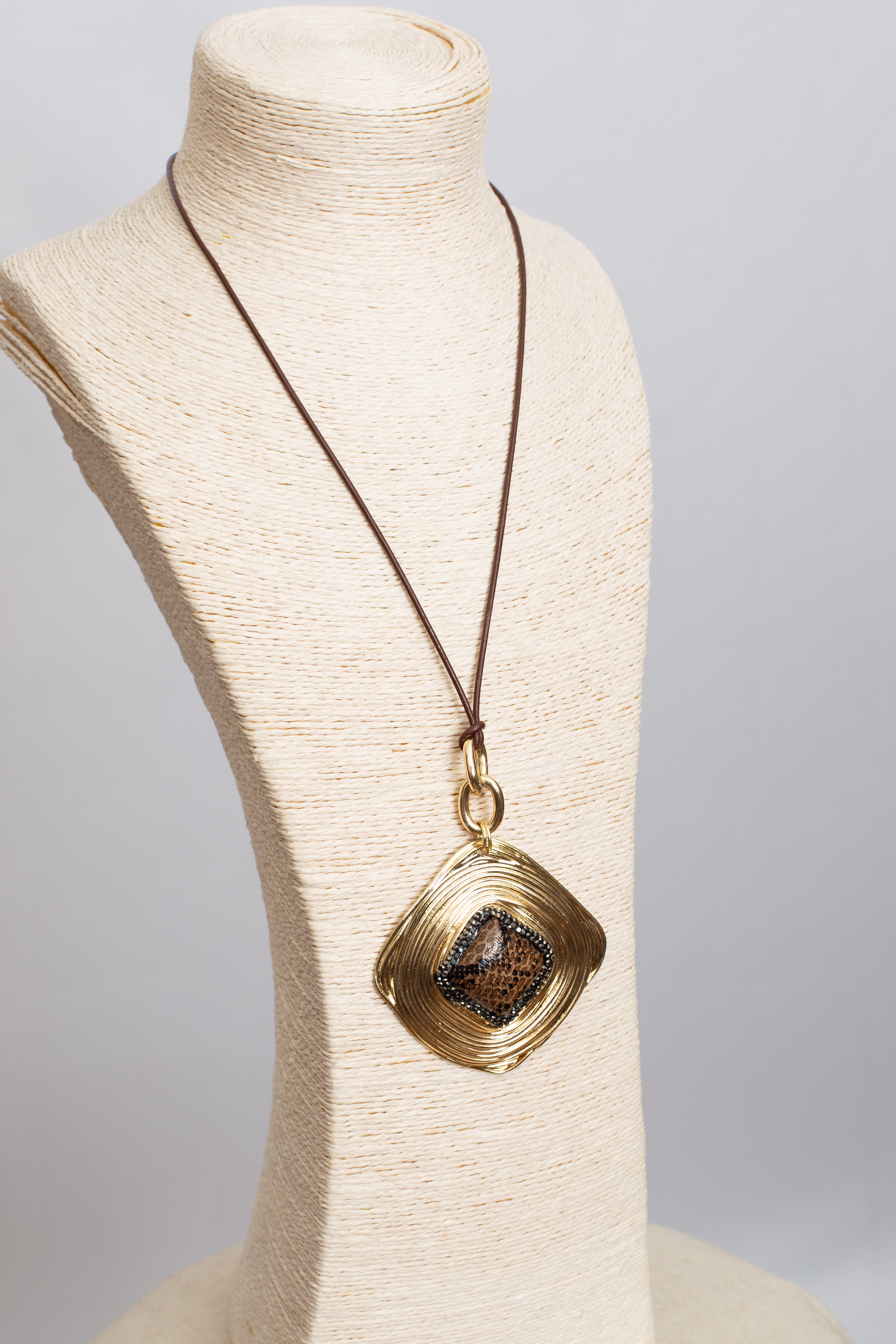 Collier Pendentif Cuir